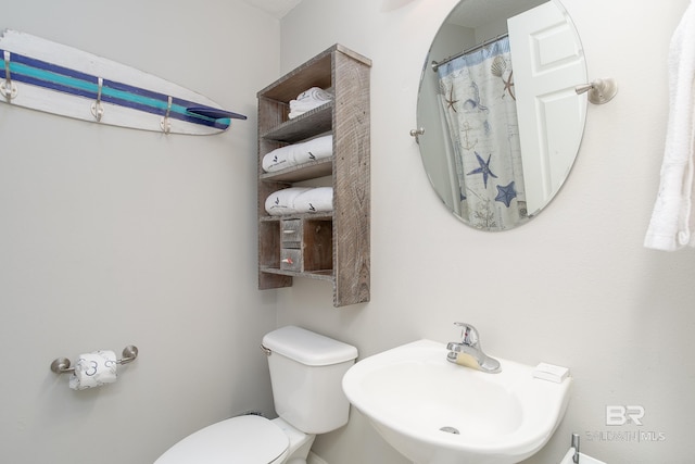 bathroom featuring toilet and sink