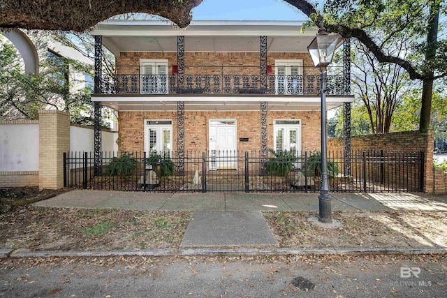 view of front of property featuring a balcony