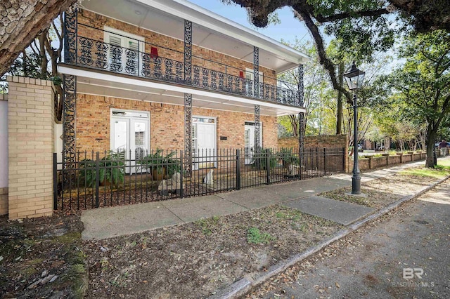 view of front of home featuring a balcony