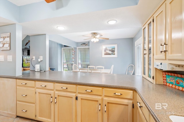 kitchen featuring kitchen peninsula, light brown cabinets, a textured ceiling, and ceiling fan