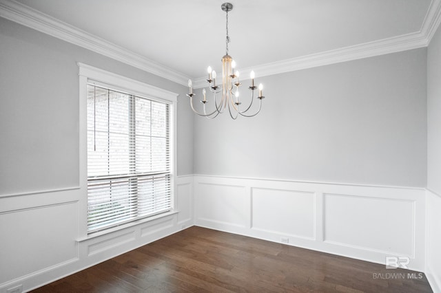 empty room with a notable chandelier, dark wood-type flooring, and ornamental molding