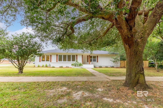 ranch-style house with a front yard