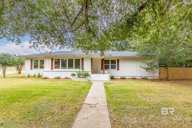 ranch-style house featuring a front yard