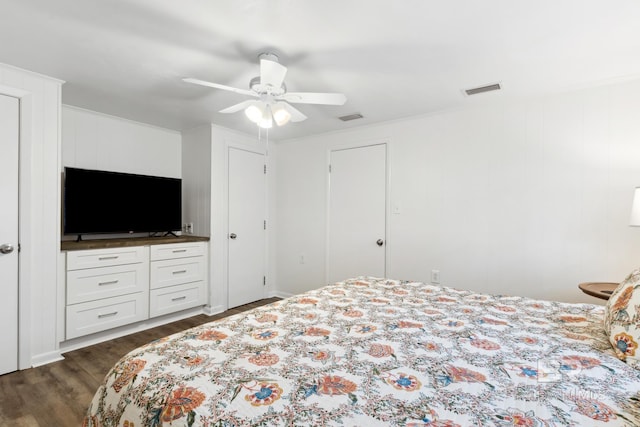 bedroom with dark wood-style flooring, visible vents, and a ceiling fan