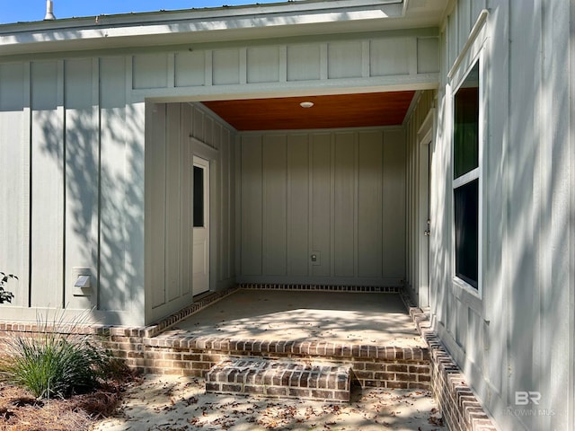 property entrance featuring a patio