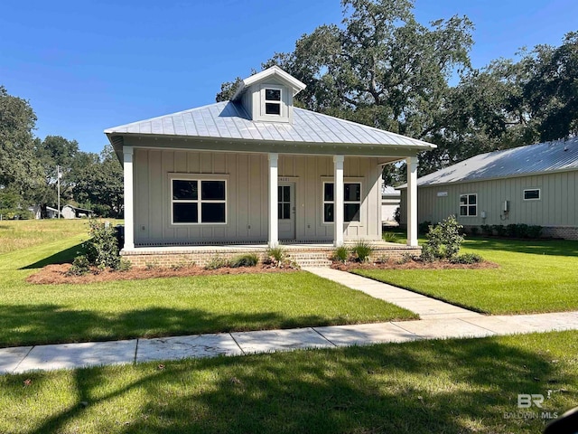 view of front of home featuring a front lawn and covered porch