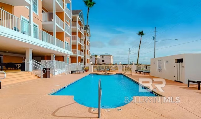 572 E Beach Blvd Unit 318, Gulf Shores, AL 36542 - community pool with a patio