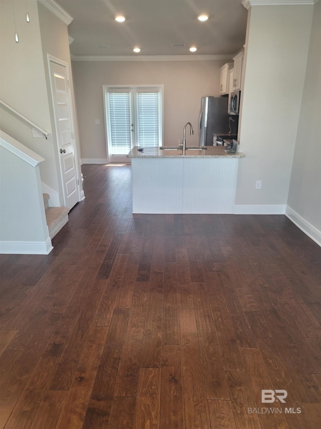 23965 Cottage Loop, Orange Beach, AL 36561 - kitchen featuring appliances with stainless steel finishes, dark wood finished floors, crown molding, white cabinetry, and a peninsula