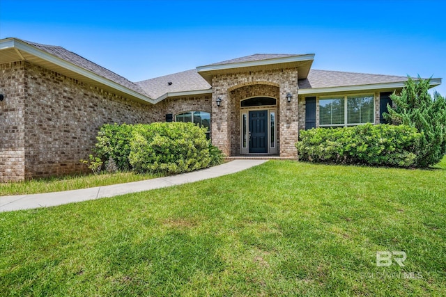 view of front of house featuring a front lawn