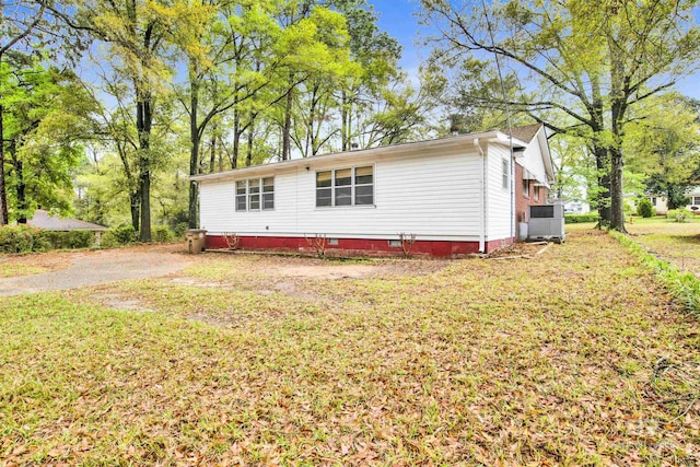 view of front facade with crawl space and a front yard