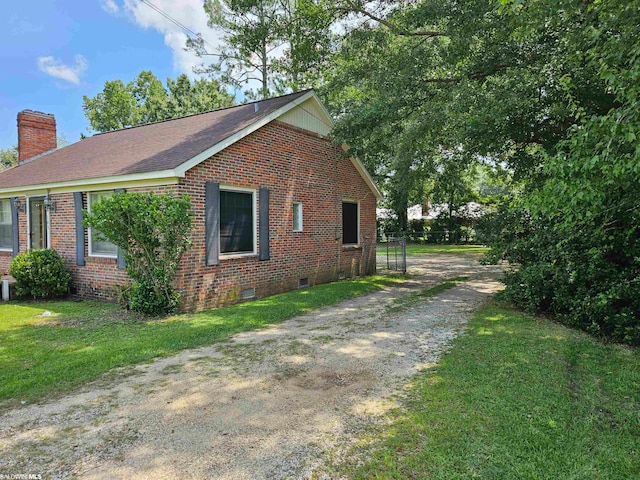 view of side of property featuring a lawn