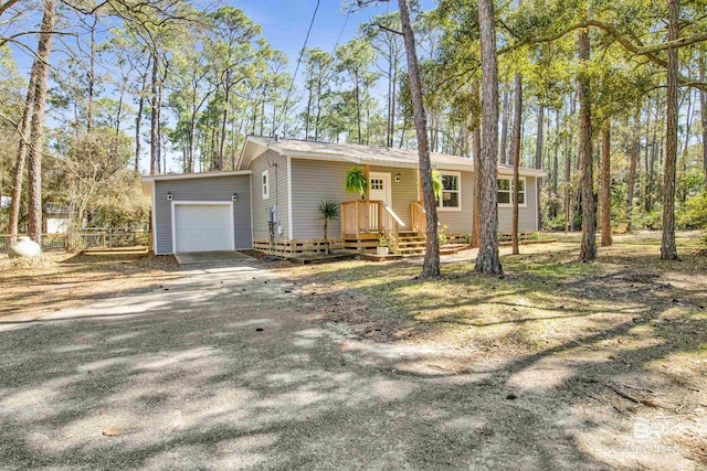 view of front facade with a garage and driveway