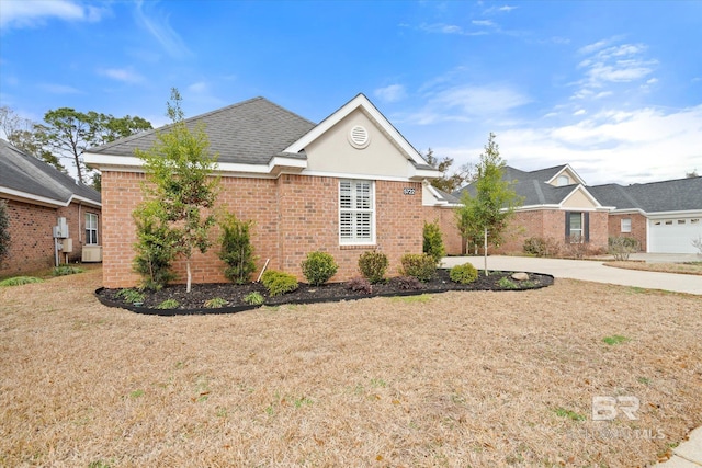 view of front of home with a front lawn