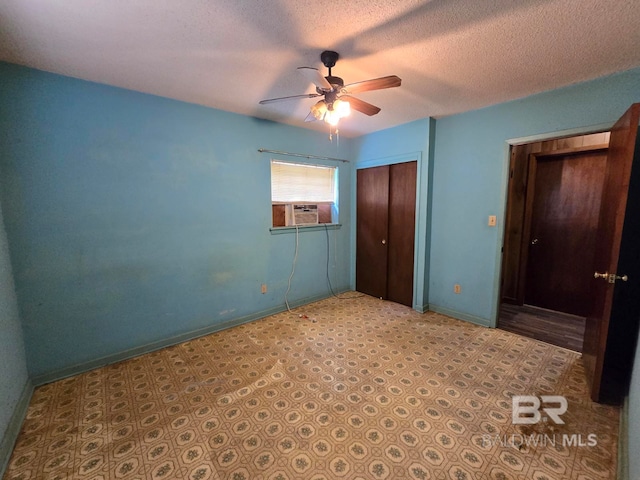 unfurnished bedroom with ceiling fan, baseboards, a textured ceiling, and a closet