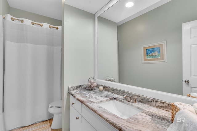 607 Wedgewood Dr, Gulf Shores, AL 36542 - full bathroom with toilet, vanity, and a shower with shower curtain