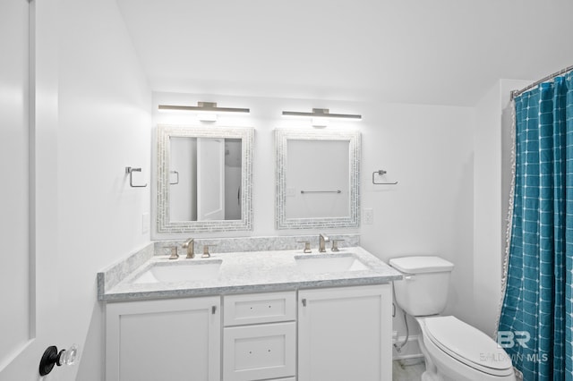 bathroom featuring a shower with shower curtain, vanity, and toilet