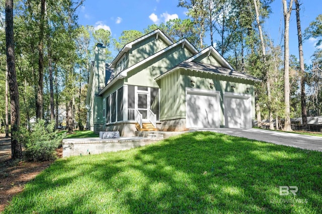 view of front of property featuring a front yard and a garage