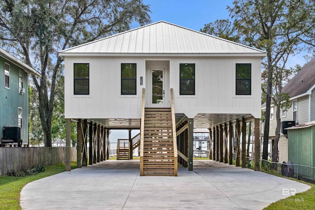 view of front facade featuring a carport