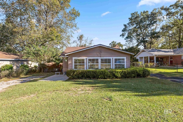 ranch-style home featuring a front lawn