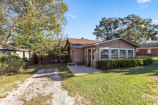 view of front of property featuring a front yard