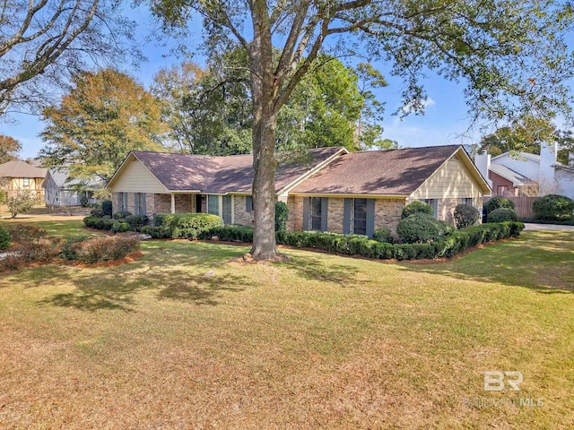 single story home featuring a front lawn