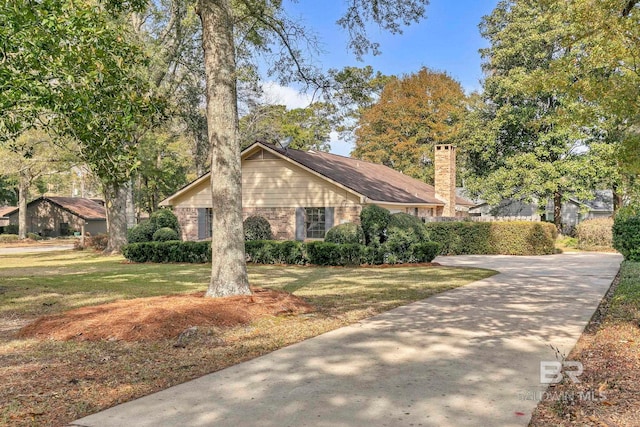 view of front facade featuring a front lawn