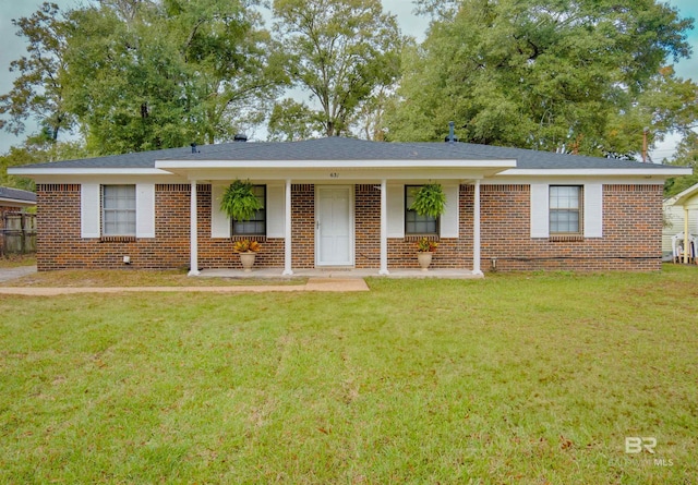 single story home featuring a front lawn