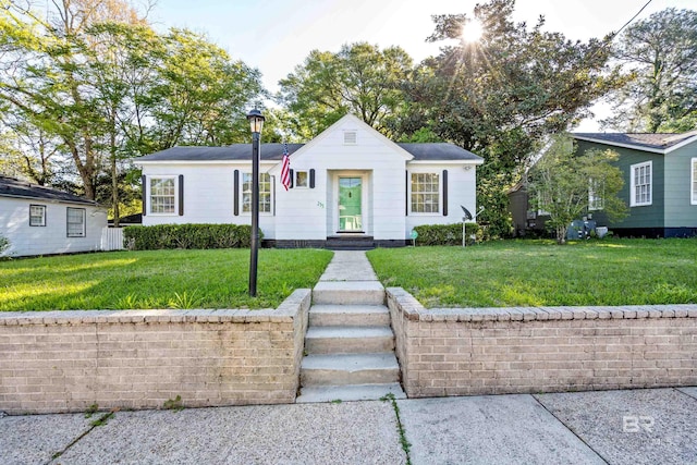 255 Pinehill Dr, Mobile, AL 36606 - bungalow-style home featuring a front lawn