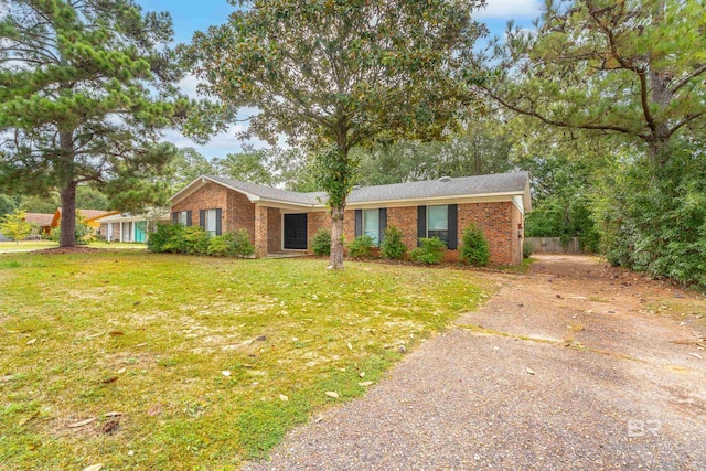 ranch-style house featuring a front lawn