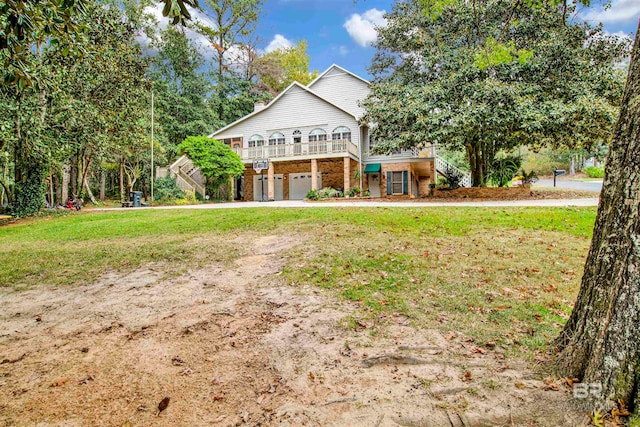 view of front of home featuring a front lawn