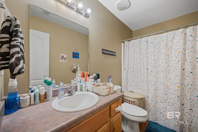 full bathroom featuring toilet, curtained shower, and vanity