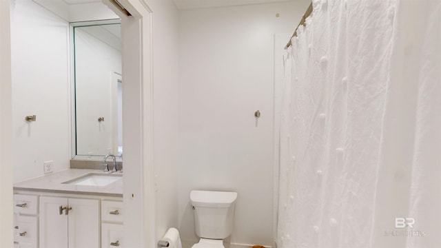 140 S Mcgregor Ave # E, Mobile, AL 36608 - bathroom featuring toilet, vanity, and curtained shower