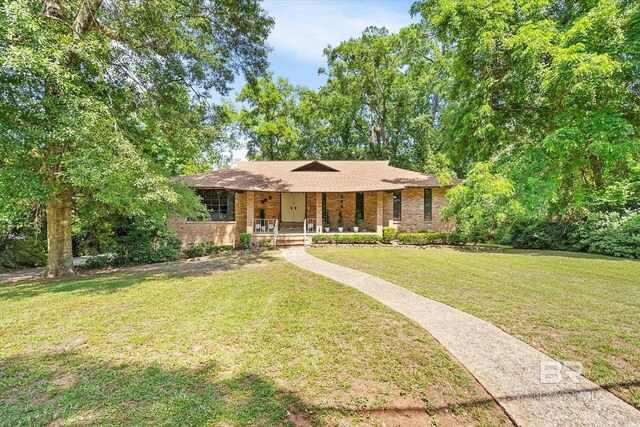 ranch-style home featuring a front lawn