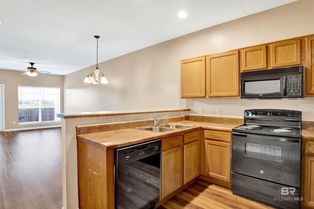 2651 S Juniper St Unit 1201, Foley, AL 36535 - kitchen with black appliances, a sink, a peninsula, light wood-style floors, and a ceiling fan