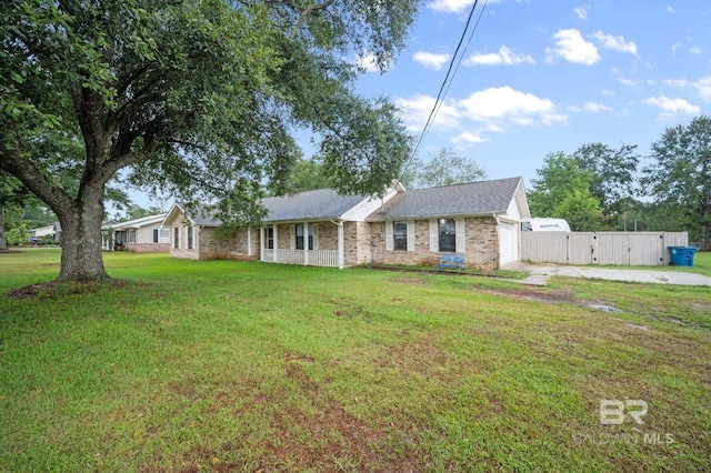 single story home with a front yard