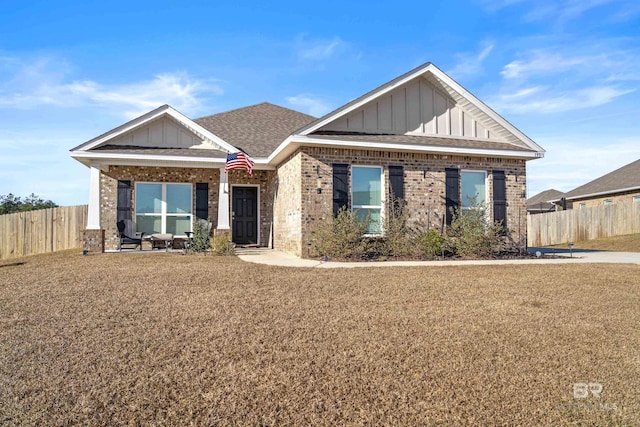 craftsman inspired home featuring a front yard