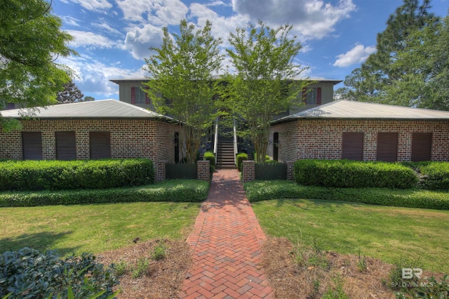 view of front of home featuring a front yard