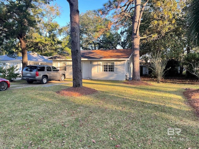 view of front facade with a front yard