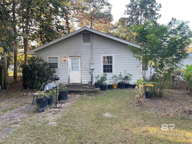 view of front of home with a front yard