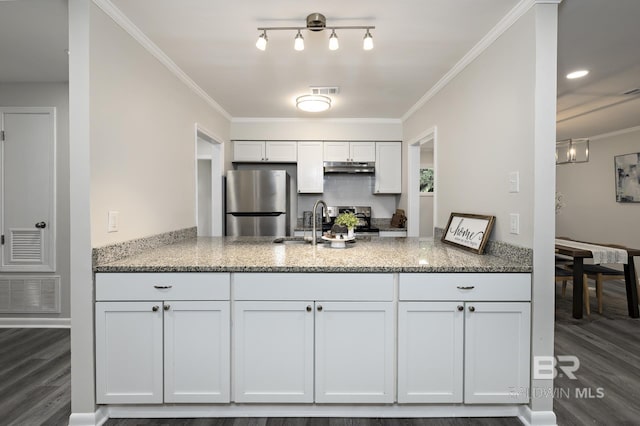 5922 Sunnyside Dr, Mobile, AL 36619 - kitchen with stainless steel appliances, a peninsula, under cabinet range hood, light stone counters, and a sink