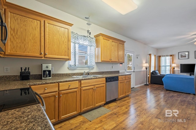 kitchen with ceiling fan, stainless steel appliances, sink, and dark hardwood / wood-style flooring