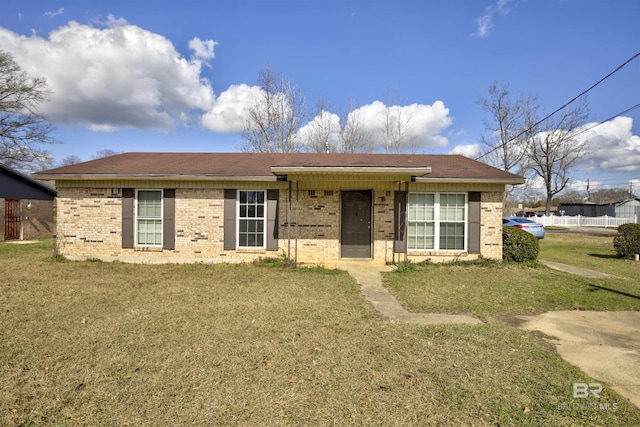 single story home with a front yard