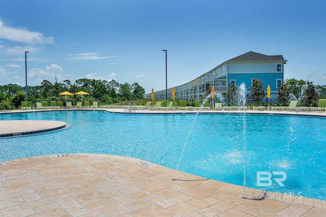 view of swimming pool