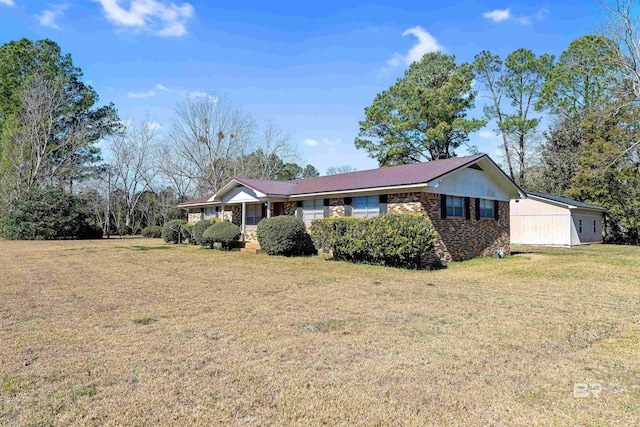 single story home featuring a front lawn