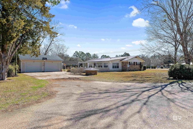 ranch-style house featuring a front lawn and a garage