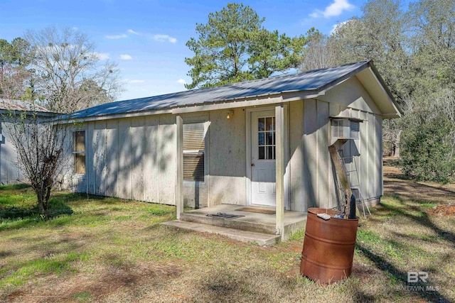 view of front of property with a front lawn