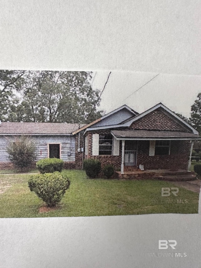 ranch-style house featuring a front yard