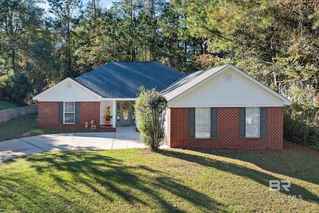 ranch-style house featuring a front lawn