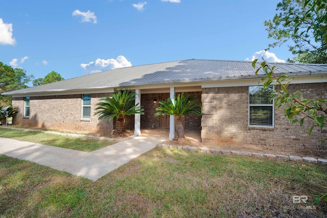 single story home featuring a front yard