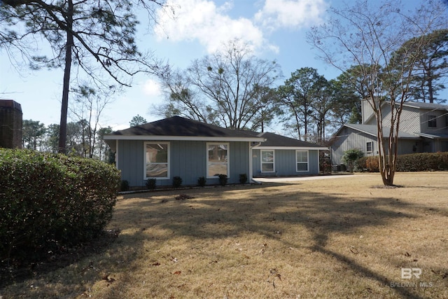 ranch-style home featuring a front yard